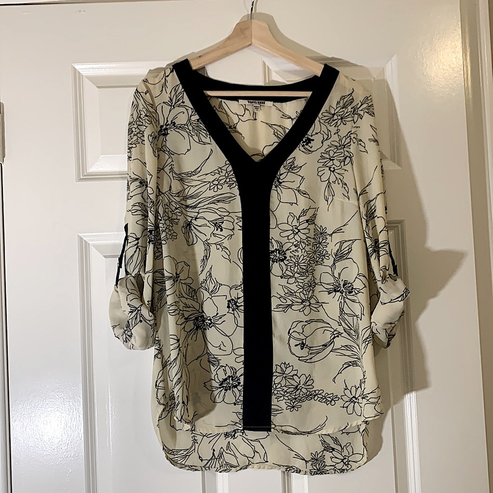 Daniel Rainn Cream Blouse with flowers and black V neck sz M